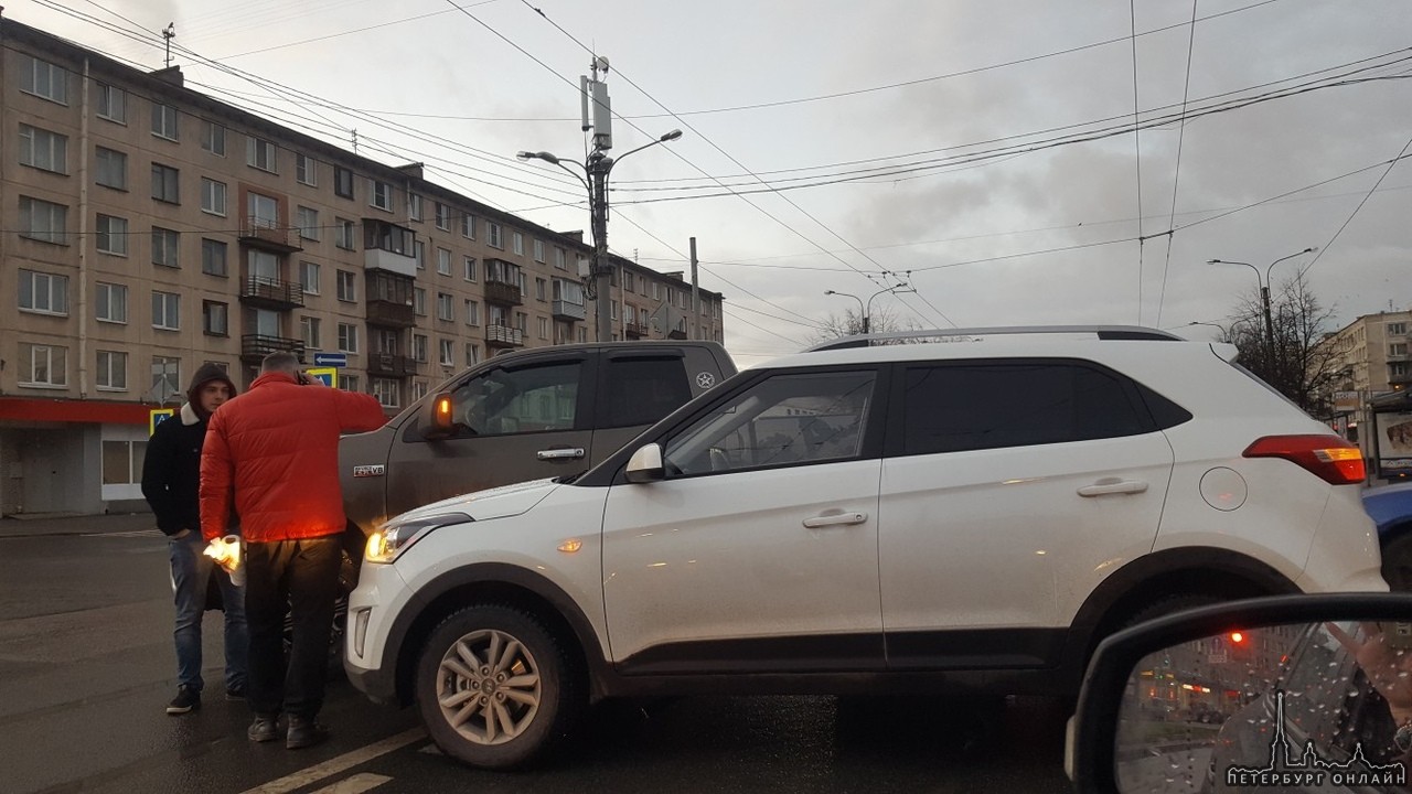 А теперь к дтп. Вляпались по утру Перекресток Ланского шоссе и Омской улицы. Служб нет. Возможно быс...