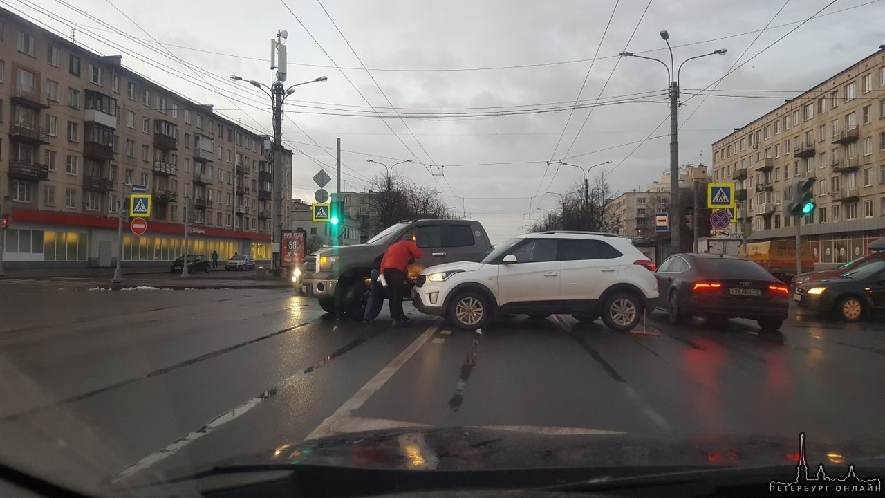 А теперь к дтп. Вляпались по утру Перекресток Ланского шоссе и Омской улицы. Служб нет. Возможно быс...