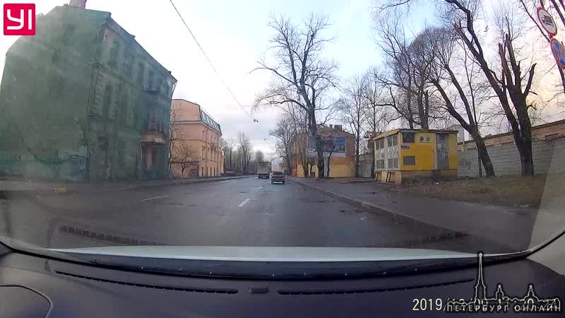 На улице Ивана Черных водитель Яндекс такси заезжает на тротуар, избегая ДТП с фурой, я её объезжаю ...