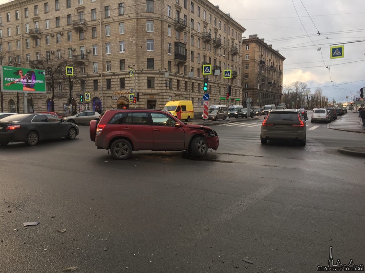 Так получилось, что на пересечении Стачек и улицы Зайцева столкнулись Suzuki и Hyundai.