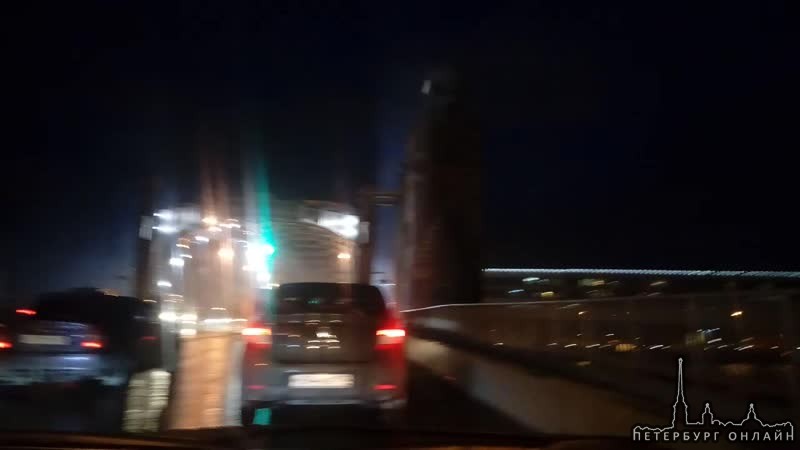 Горит газель на Большеохтинском мосту, пожарные в момент съемки только подъезжают