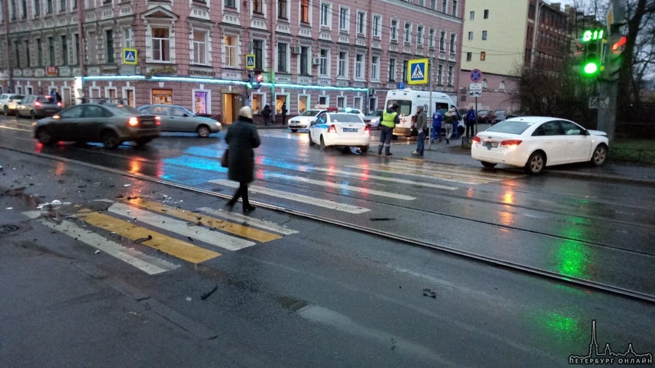 На улице Комсомола у дома 10....один уехал в светофор, второй на середине перекрестка.