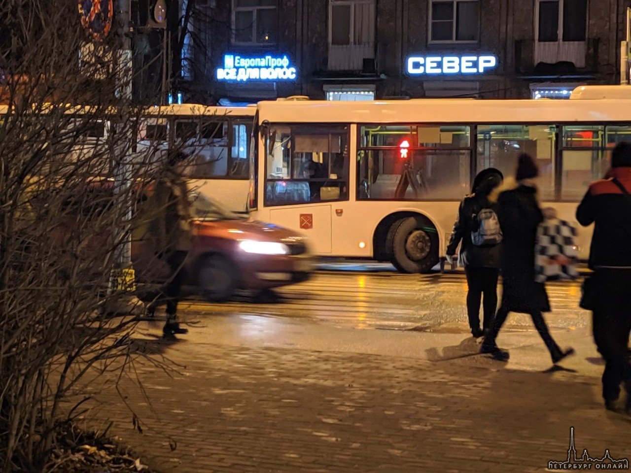 Война за остановку... Автобуса и маршрутка устроили ДТП на перекрестке проспекта Елизарова и улицы Б...