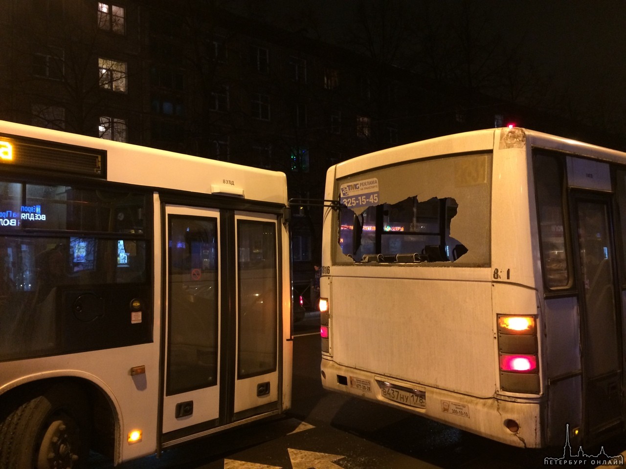 Война за остановку... Автобуса и маршрутка устроили ДТП на перекрестке проспекта Елизарова и улицы Б...