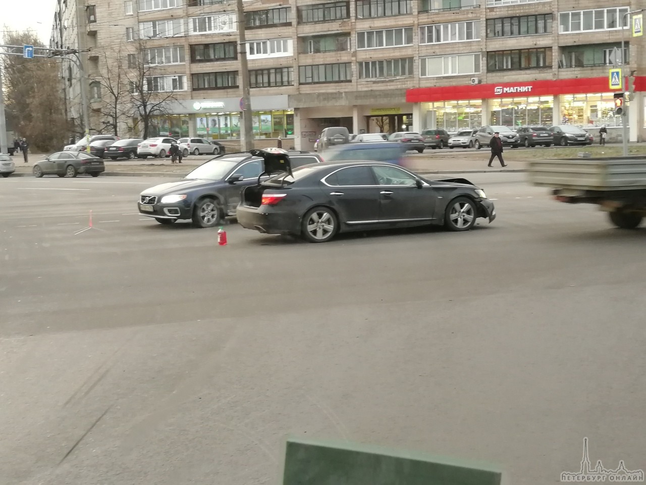 Lexus с Volvo схлестнулись на Софийской площади.
