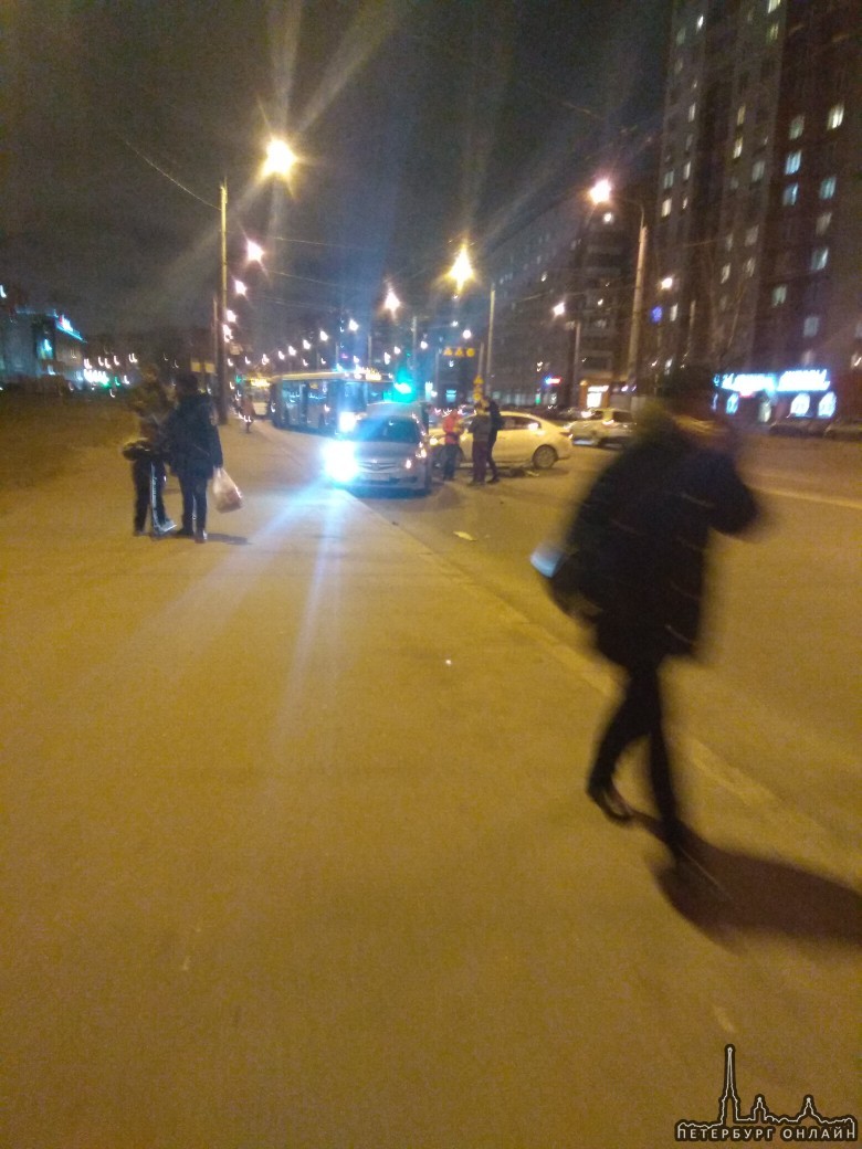 На Ветеранов у Таллинского, Киа въехал пока разворачивался. Пробка из общественного транспорта. Пост...