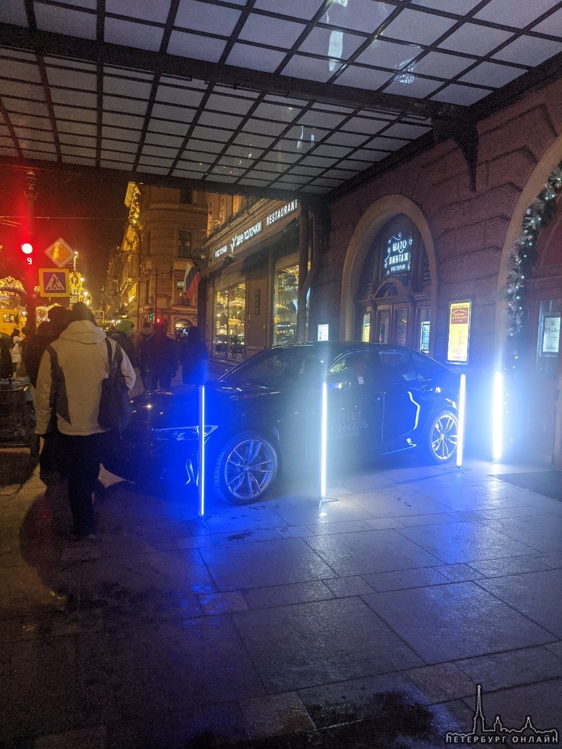 На Невском 47 "рекламный" автомобиль BMW "красиво" перегородил тротуар.