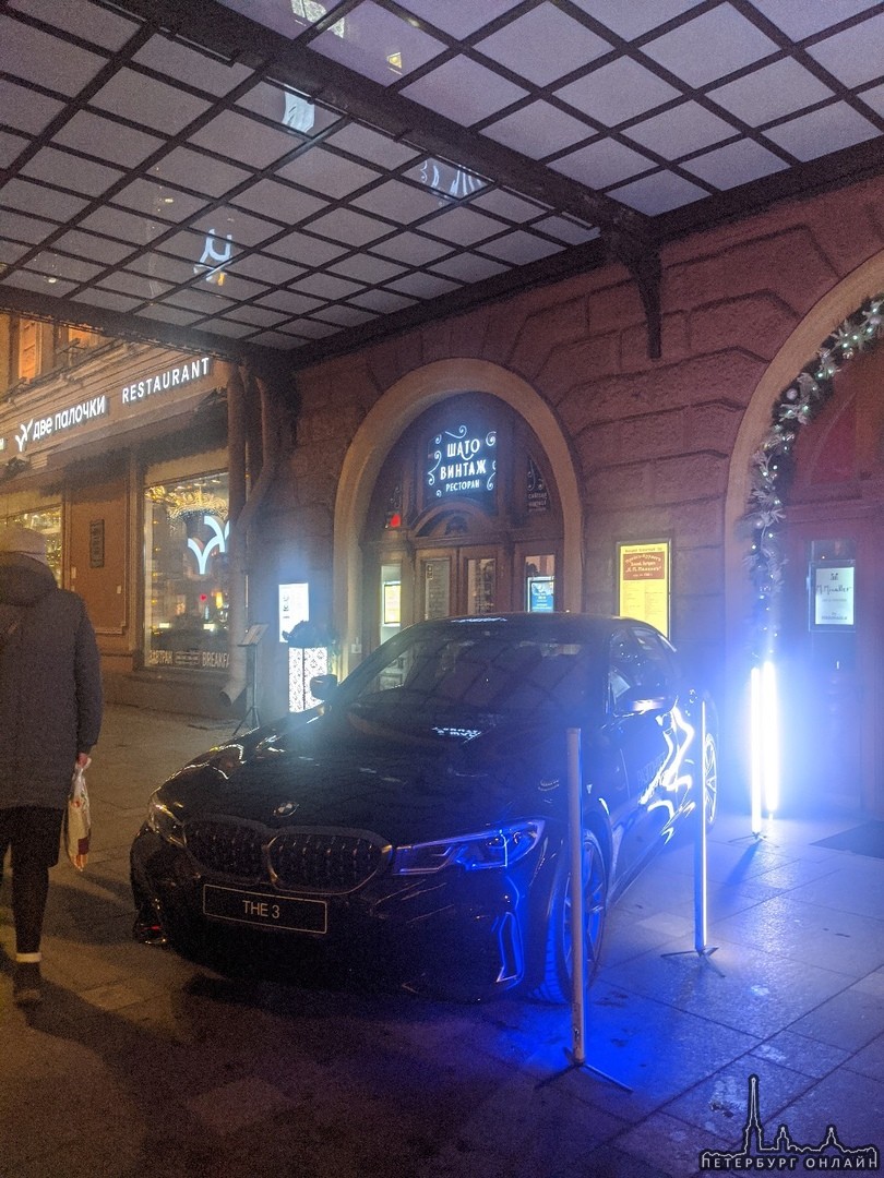 На Невском 47 "рекламный" автомобиль BMW "красиво" перегородил тротуар.