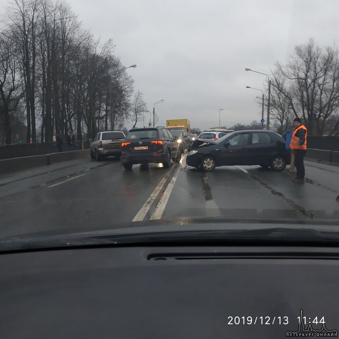 ДТП в Стрельне на Санкт-Петербургском проспекте У Орловского парка (на "зигзага"). Движение в СПб по...