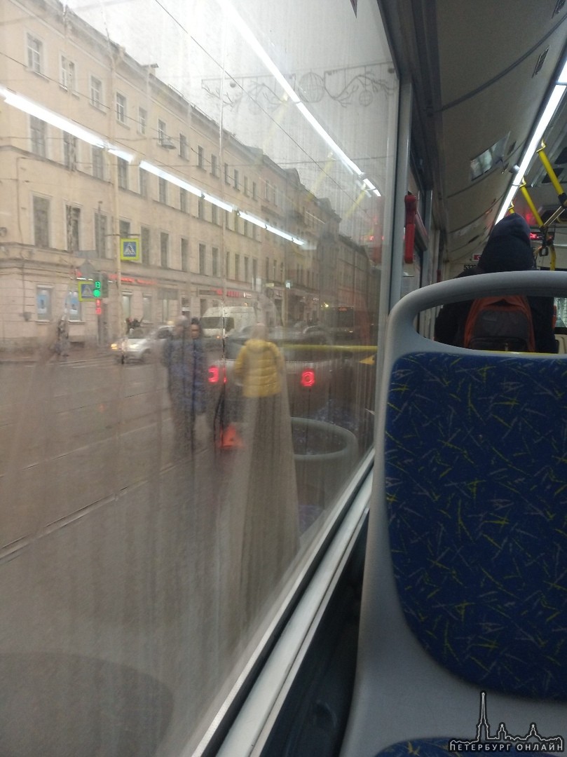 Средний проспект В.О./4-5 линии В.О., ДТП на трамвайных путях. Трамваи стоят в сторону Финляндского ...