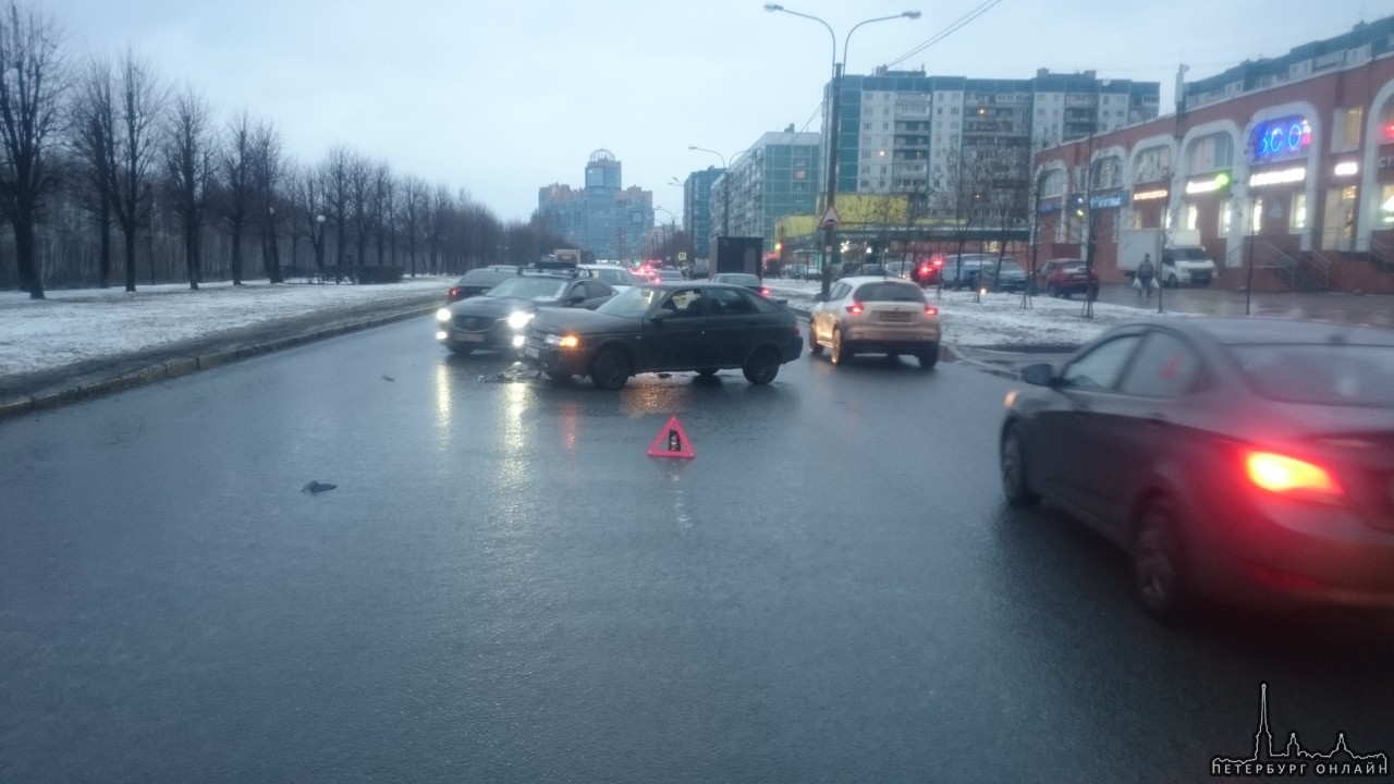 14 декабря около 15:00 дня произошло ДТП на Планерной д. 47 к.1 ВАЗ 2112 выезжал со двора на Планер...