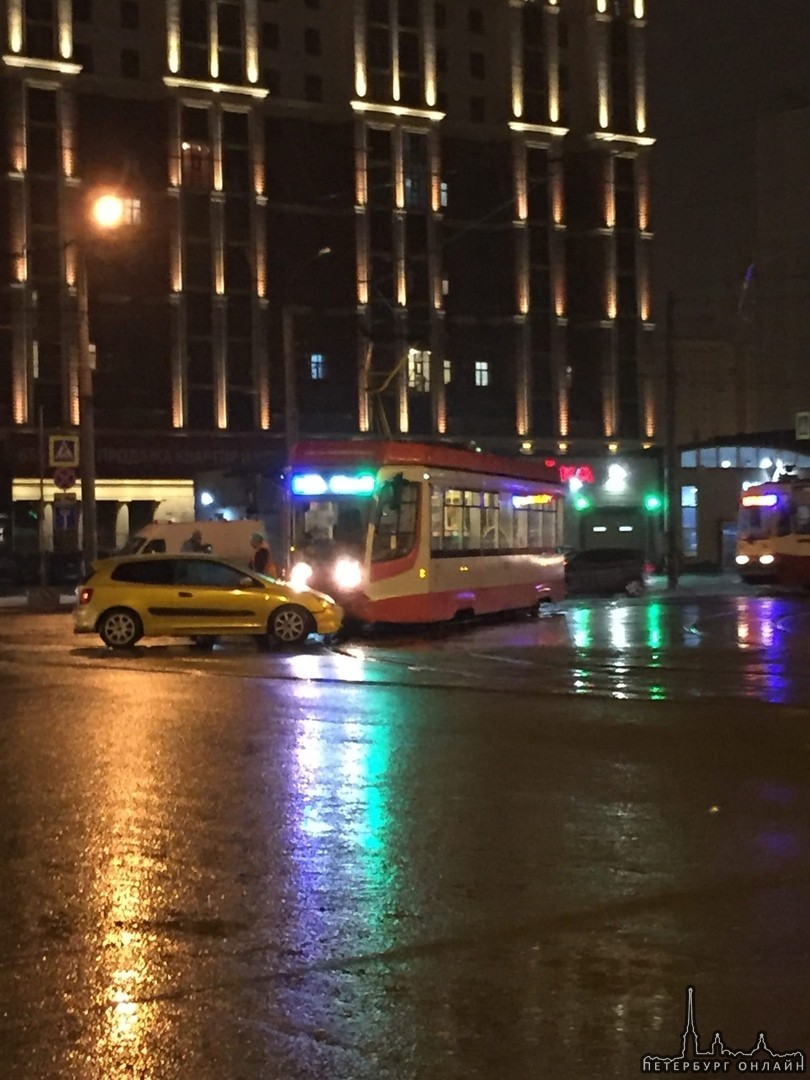 Автомобиль попал под трамвай на перекрёстке Дыбенко и Дальневосточного