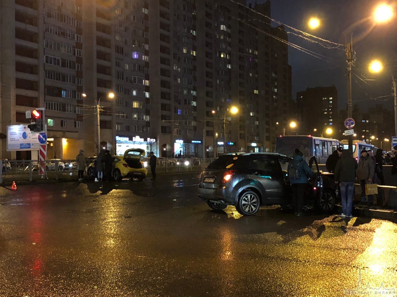 СангЙонг и Опель устроили ДТП на перекрёстке.Туристской и улицы Савушкина