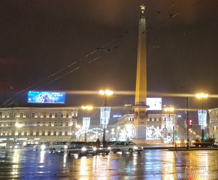 Таксисты на черных машинах сцепились зеркалами на пл. Восстания, не хотят разъезжаться и занимают дв...