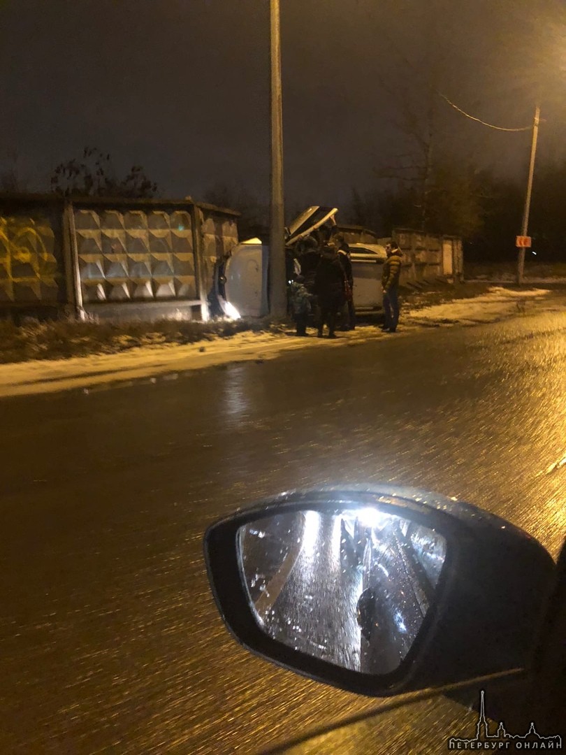 На Зольной автомобиль приземлился а столб Скорой и ДПС нет, вроде своим ходом вылезли все