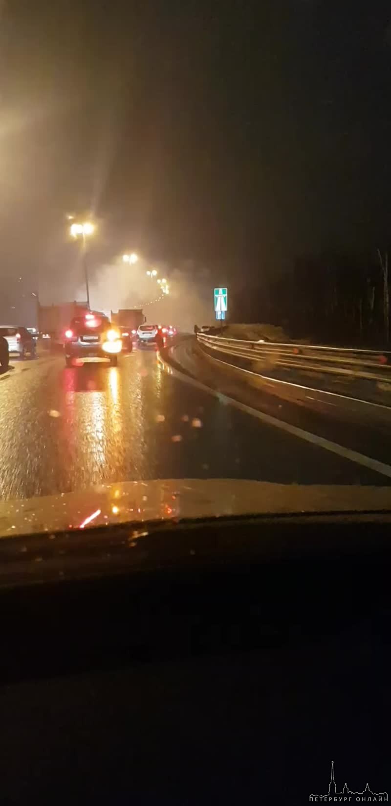 На КАД, около выезда на Мурманское шоссе горит автомобиль