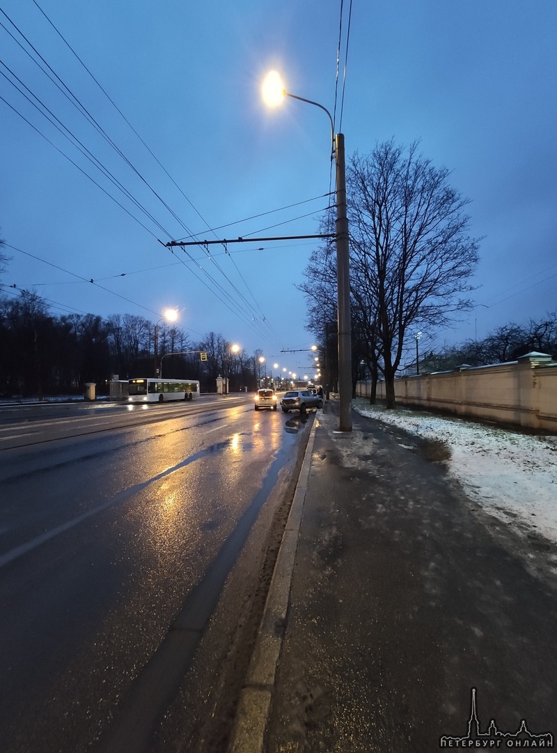 В Расстанном переулке 4 (между Волковской и Обводным каналом) дтп. Машин вроде не бывает, но Ларгус ...