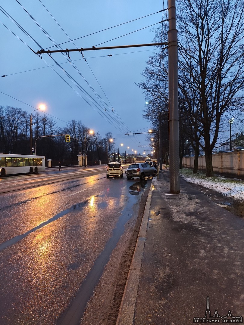 В Расстанном переулке 4 (между Волковской и Обводным каналом) дтп. Машин вроде не бывает, но Ларгус ...