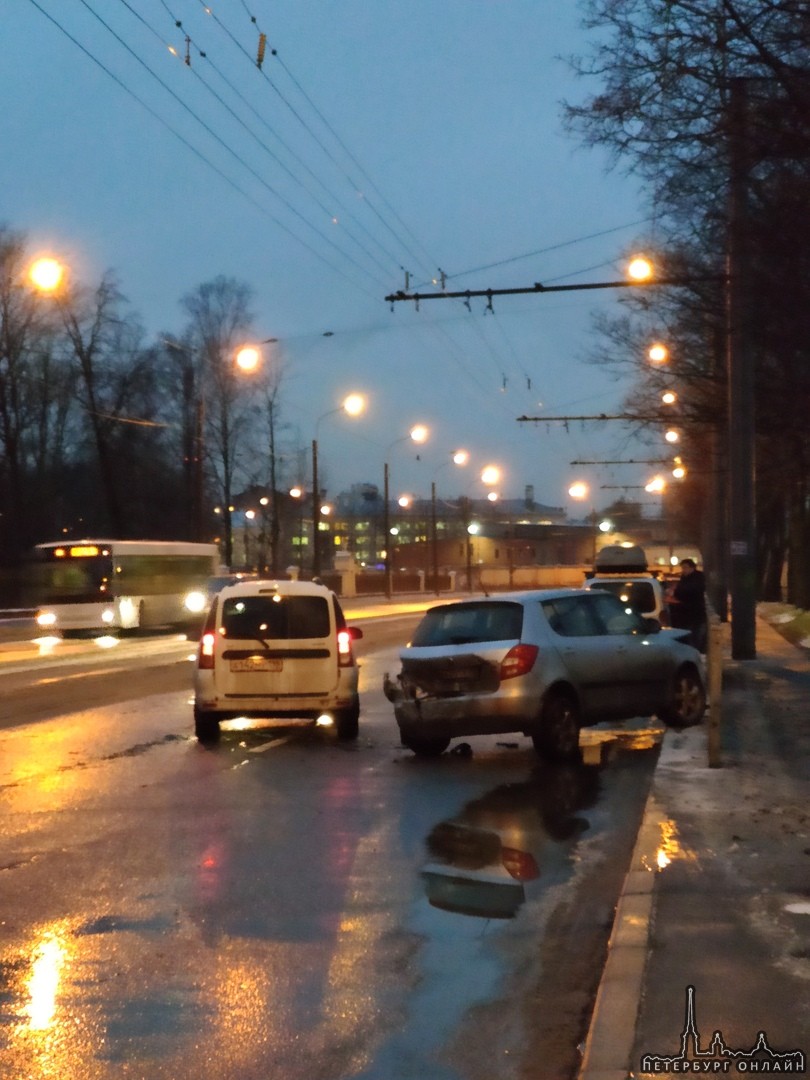 В Расстанном переулке 4 (между Волковской и Обводным каналом) дтп. Машин вроде не бывает, но Ларгус ...