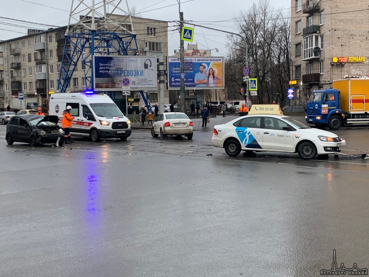 На пересечении ул Ленсовета и Звёздной Яндекс такси завершил поездку в Матиз, скорая на месте. Трамв...