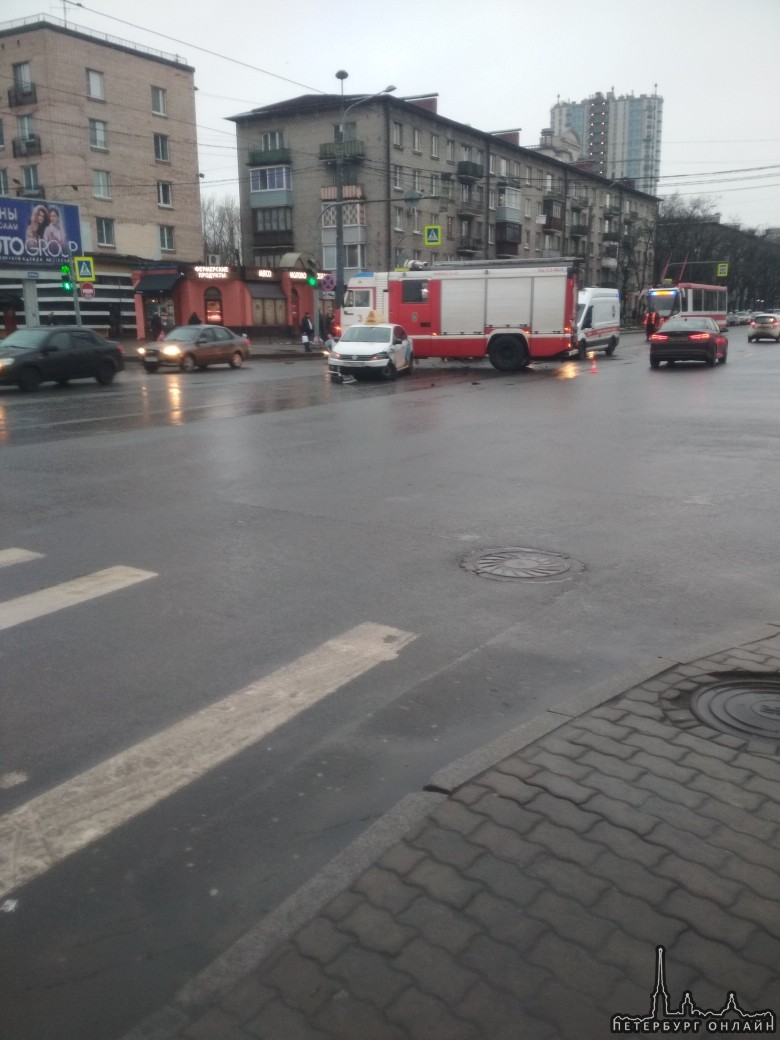 На пересечении ул Ленсовета и Звёздной Яндекс такси завершил поездку в Матиз, скорая на месте. Трамв...