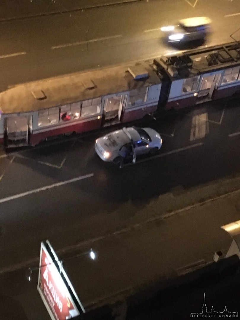 Таксист на Тореза 9 у метро Площадь Мужества сбил выходящего из трамвая пешехода, посадил к себе в ...