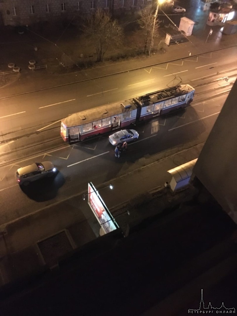 Таксист на Тореза 9 у метро Площадь Мужества сбил выходящего из трамвая пешехода, посадил к себе в ...