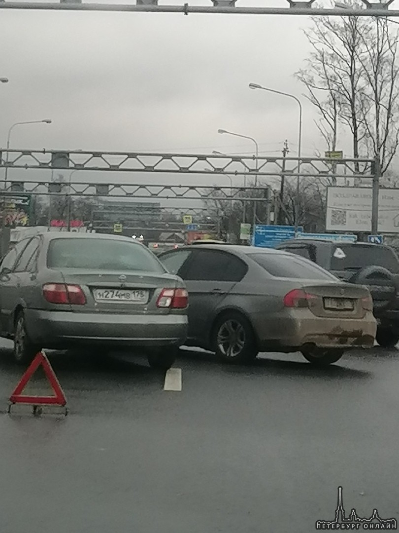 На въезде в город Мурино, два красавчика с утра сделали денёк