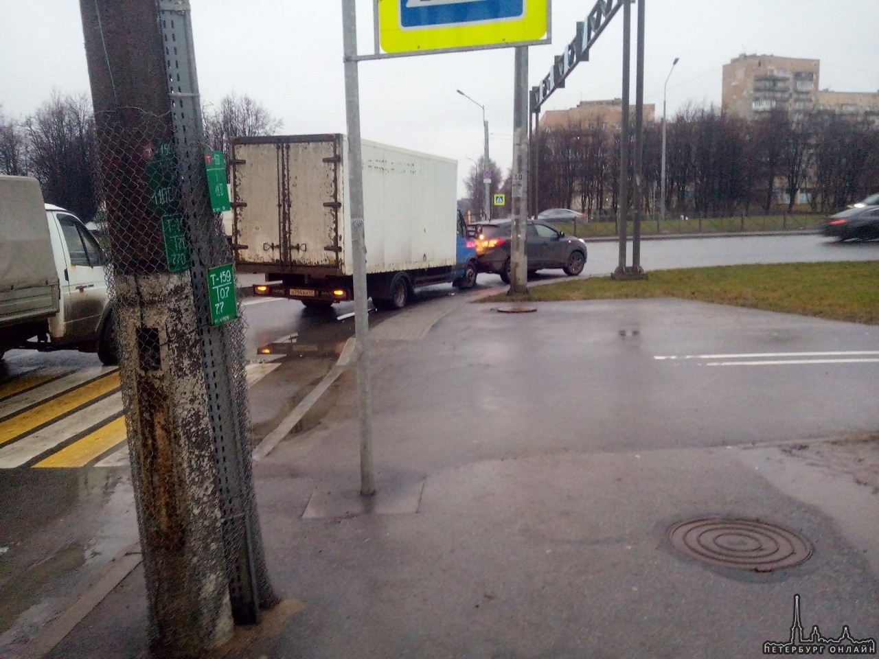 Дтп на Меншиковском проспекте, выезд на пр. Непокорённых по встречке, автобусы 153 маршрута встали.