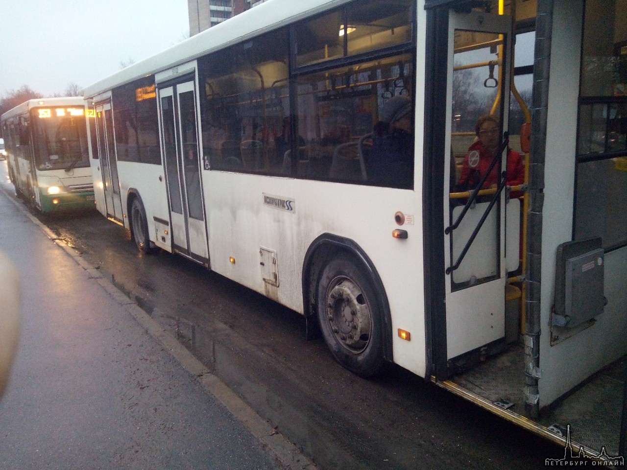 Дтп на Меншиковском проспекте, выезд на пр. Непокорённых по встречке, автобусы 153 маршрута встали.