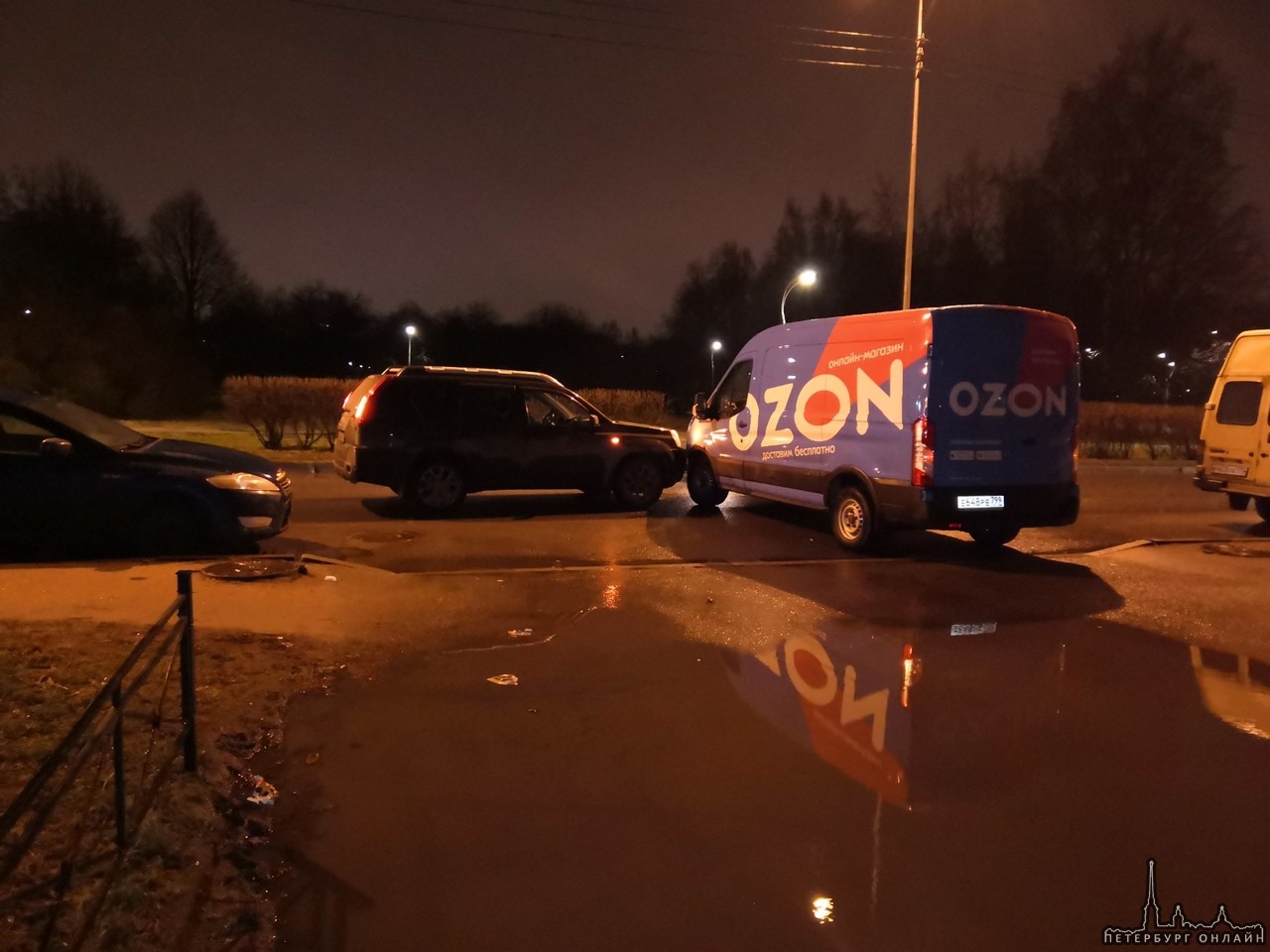 Озон не уступил, выезжая со двора на Кузнецовскую, рядом с Новоизмайловским Проезд по Кузнецовской в...