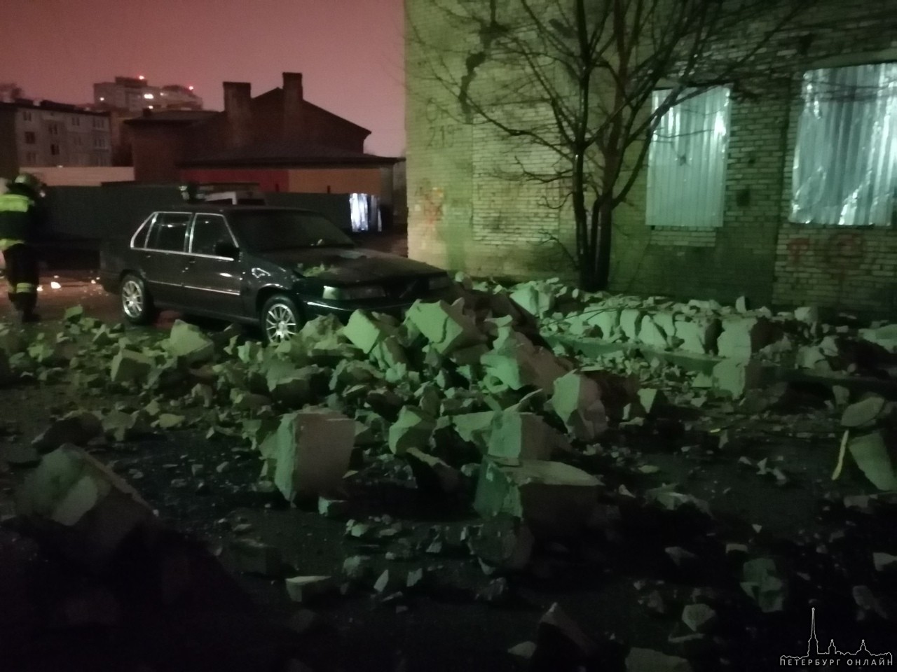 Около Пролетарской, на Ново-Александровской улице. Обрушилось заброшенное здание