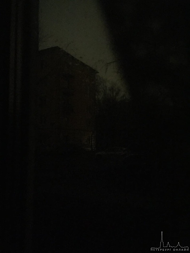Рядом с домом по адресу Ново-Александровская 27 по-видимому оборвало линии электропередач. Этот и бл...