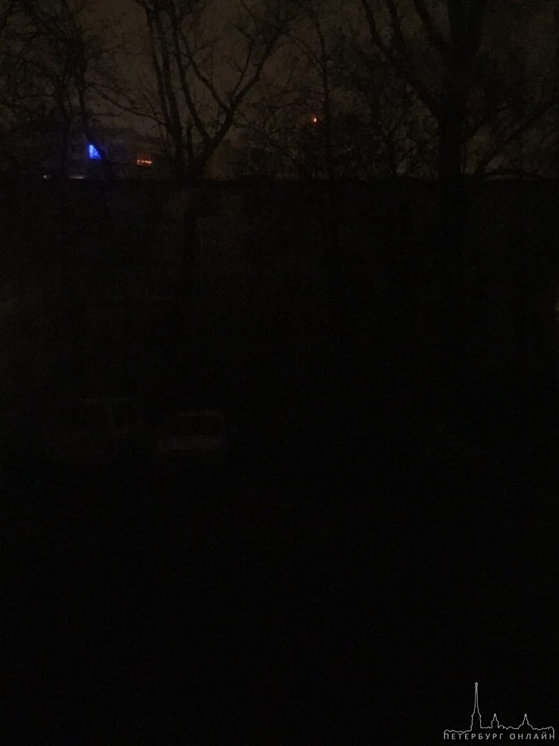 Рядом с домом по адресу Ново-Александровская 27 по-видимому оборвало линии электропередач. Этот и бл...
