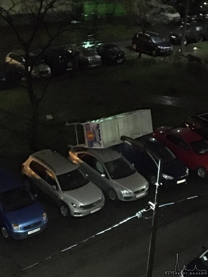 Сани с дедом морозом припарковались на крышах машин, во дворе Ленинского 100 корпус 2, машины изрядн...