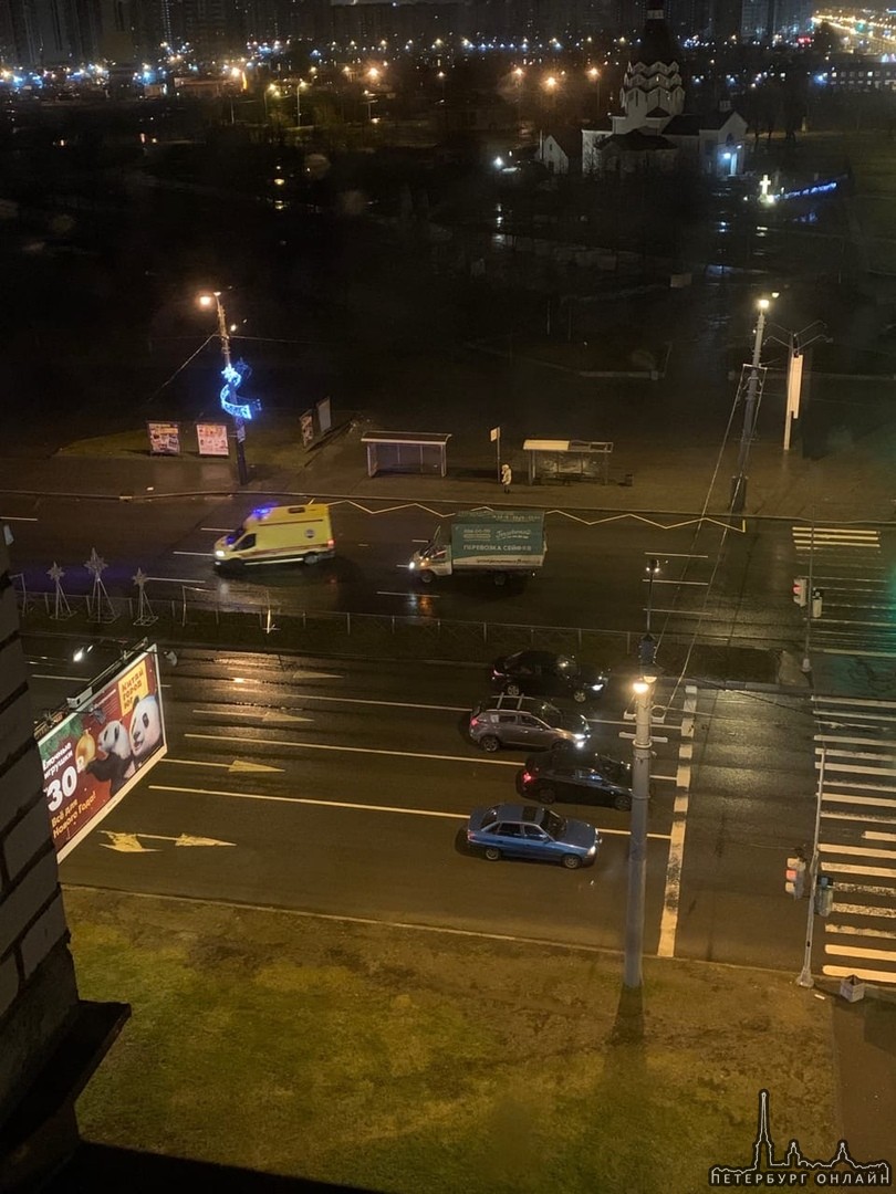 Сегодня ночью, примерно в 2 часа, на перекрестке проспекта Славы и Бухарестской Газель сбила пешехо...