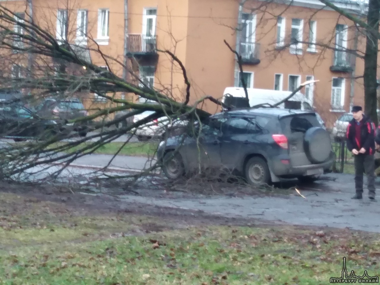 1) Hyundai Гетз не повезло во дворе на Трамвайном проспекте д15.к.2. 2) У взрослой поликлиники №46 Нев...