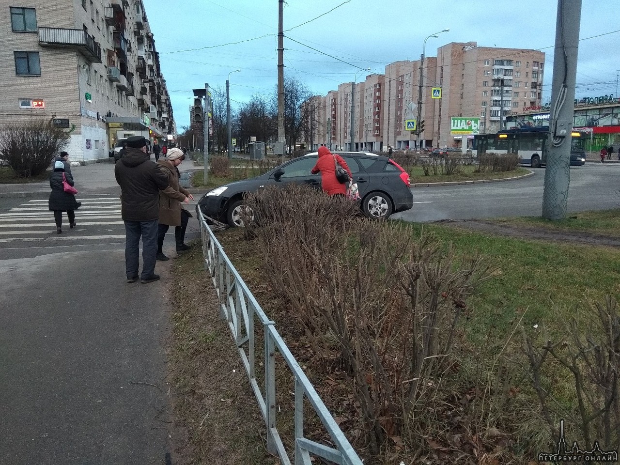 Женщина, не выбрав безопасную скорость, повернула направо с проспекта Ветеранов на улицу Лётчика Пи...