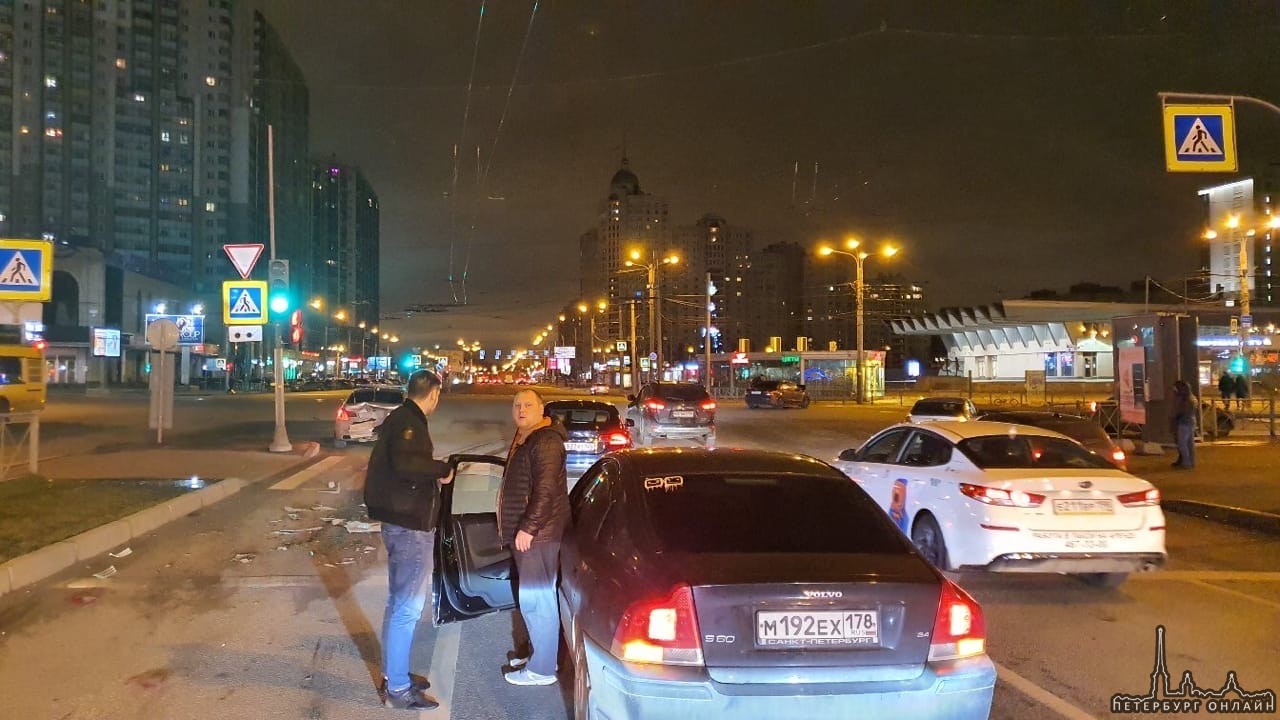 На пересечении Коломяжского и Испытателей девушка на Polo с признаками САО влетела в Дпс на BMW 5 на...
