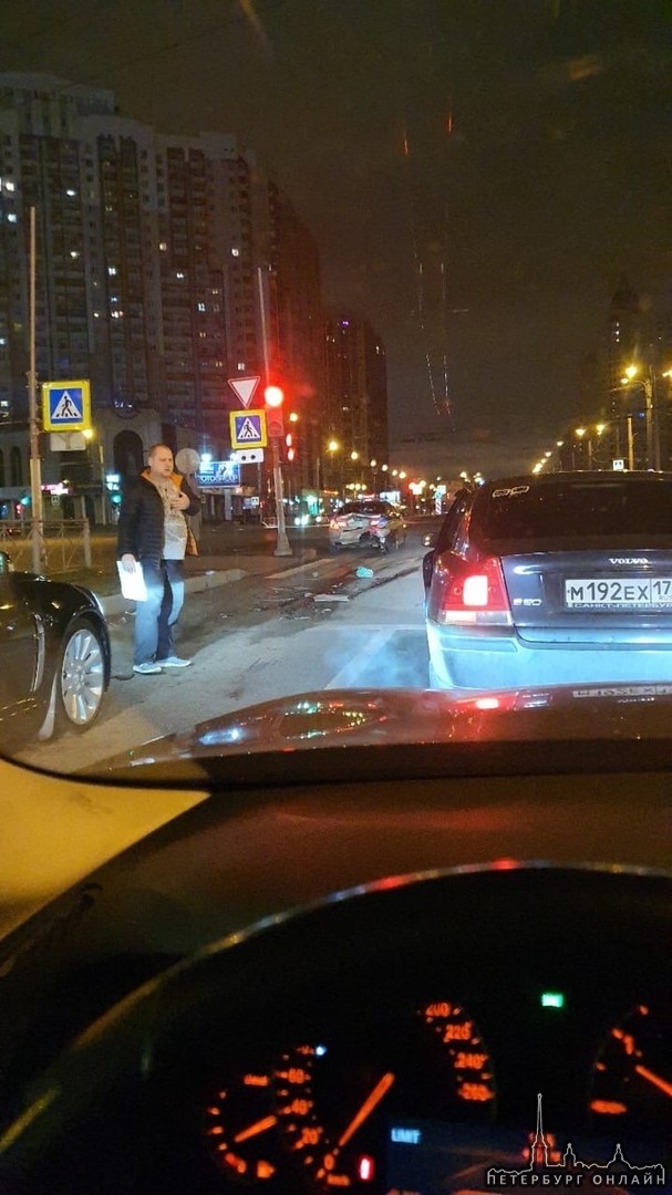 На пересечении Коломяжского и Испытателей девушка на Polo с признаками САО влетела в Дпс на BMW 5 на...