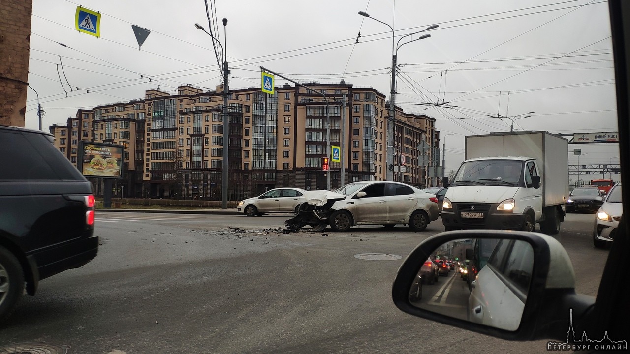 На пересечении Ждановской и Новоладожской легковушка осталась без переда.