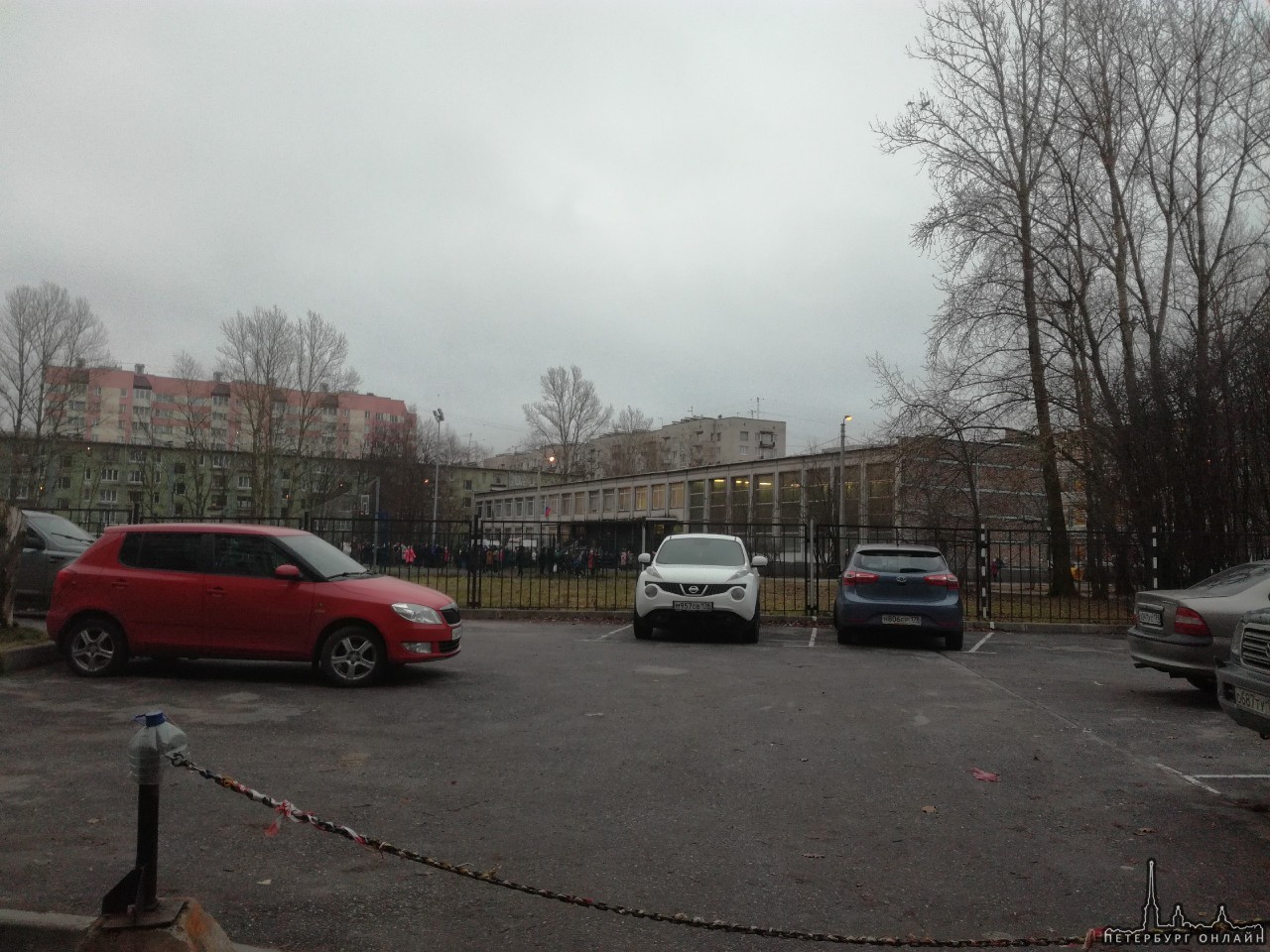 В Школе 240, на улице Бурцева, 12 Кировского района, один из учеников распылил перцовый баллончик в ...