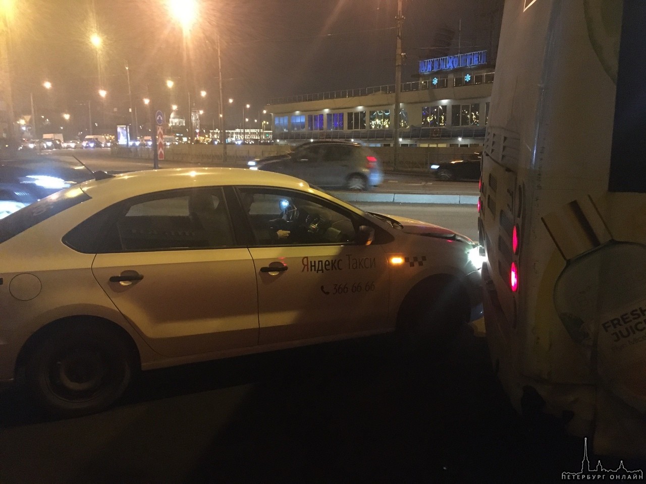 Таксист врезался в автобус на Ждановской набережной, 3. Блокируют поворот на Малый проспект П.С.