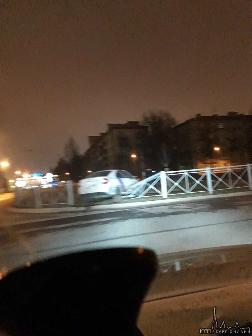 Водитель каршеринга переоценил свой навык вождения и проломил забор на улице Грибалевой, не войдя в ...