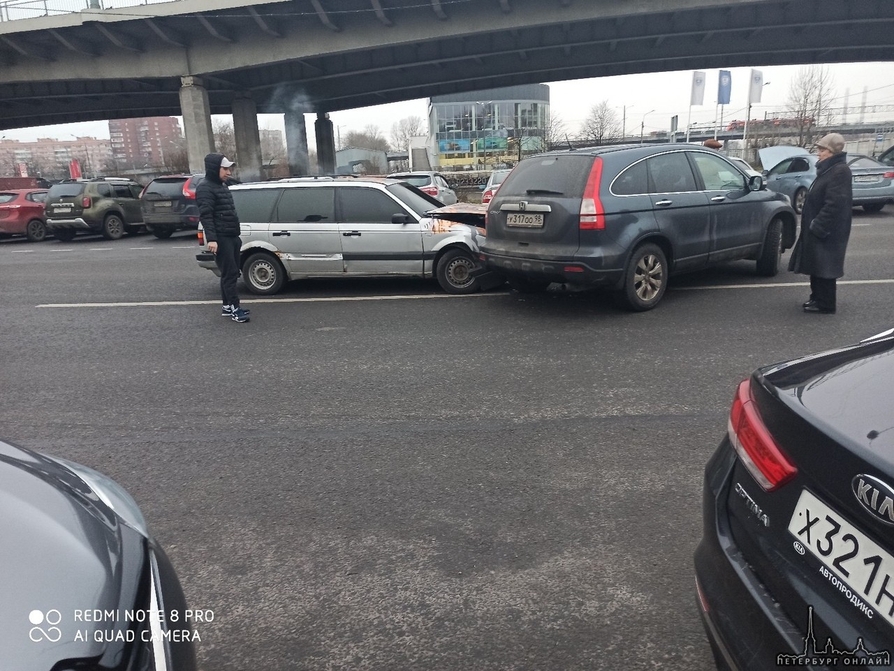 Авария под мостом в Автово на Дороге в Угольную Гавань. Старенький Volkswagen и Honda.