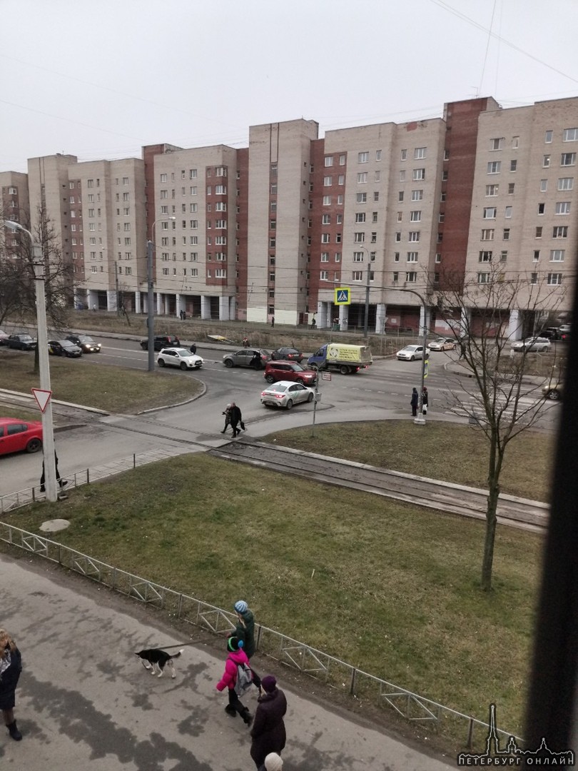 Прямо на глазах на перекрестке 2-й Комсомольской и Ветеранов. Один выезжал со двора и не пропустил м...