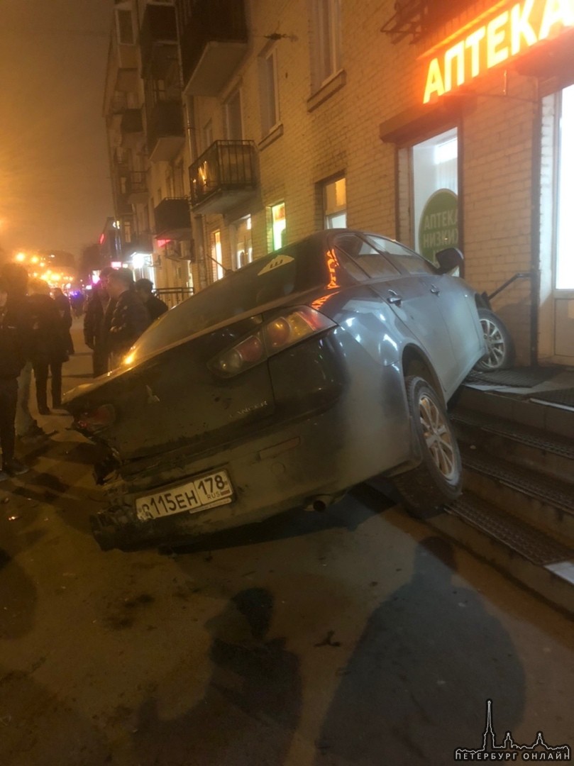 На Новочеркасском, автомобиль почти въехал в аптеку, 4 машины задействованы, жертв нет. [id14205627...