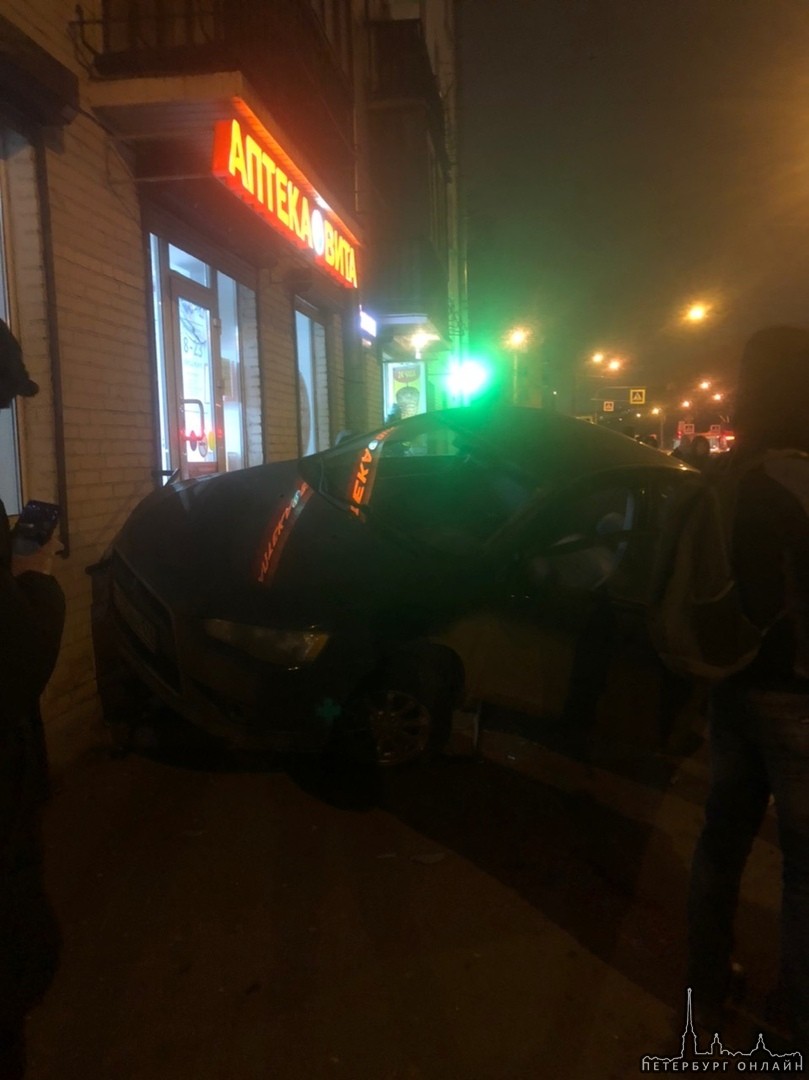 На Новочеркасском, автомобиль почти въехал в аптеку, 4 машины задействованы, жертв нет. [id14205627...