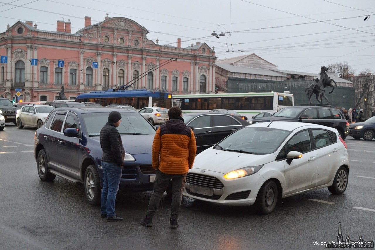 Лёгкое ДТП произошло днём на пересечении Невского проспекта и набережной реки Фонтанки, там столкнул...