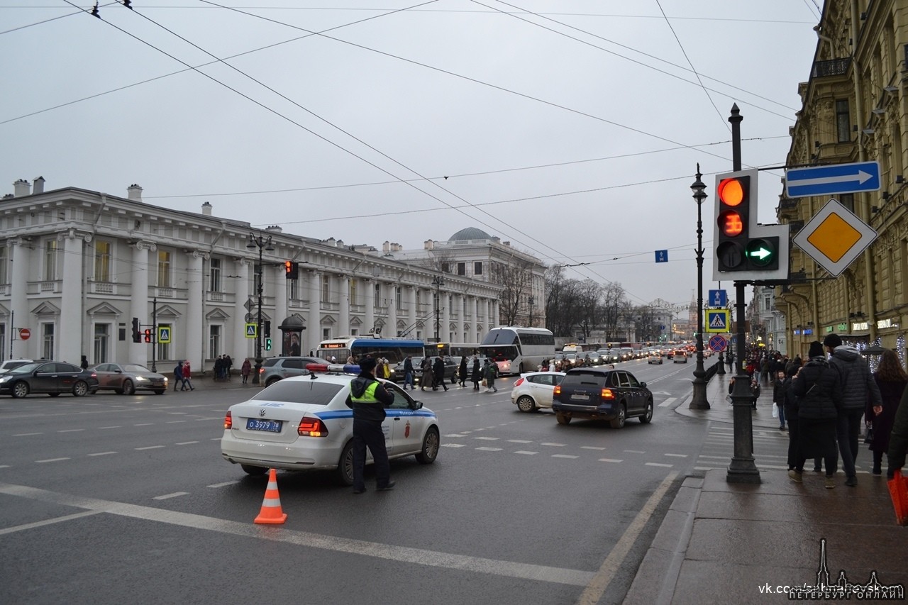 Фонтанка происшествия спб. Перекресток Невского и Фонтанки. Перекрёсток на Невском проспекте. Пересечение Невского и Фонтанки. Питер перекресток Невского и Адмиралтейского.